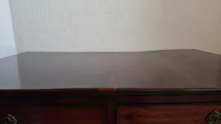 Aparador de madera con patas