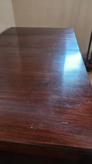 Aparador de madera con patas