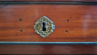 Aparador de madera con patas