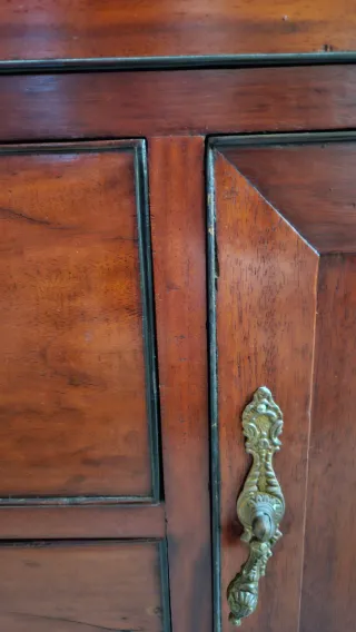 Aparador de madera con patas