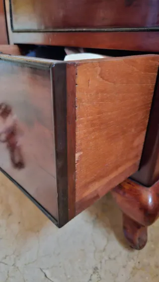 Aparador de madera con patas