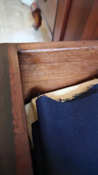 Aparador de madera con patas