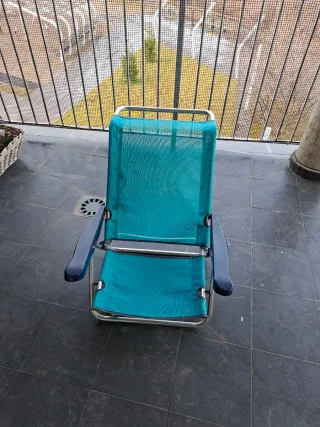 Silla plegable azul de playa