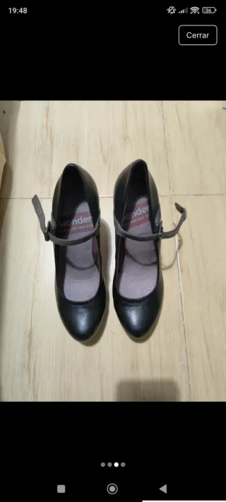 Tacones negros con tira