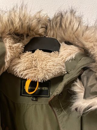 Parka verde con capucha y pelo