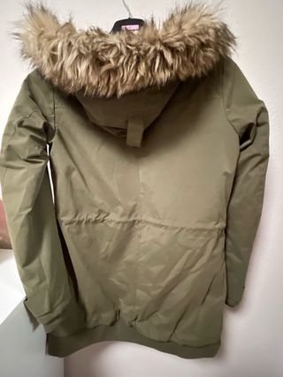 Parka verde con capucha y pelo