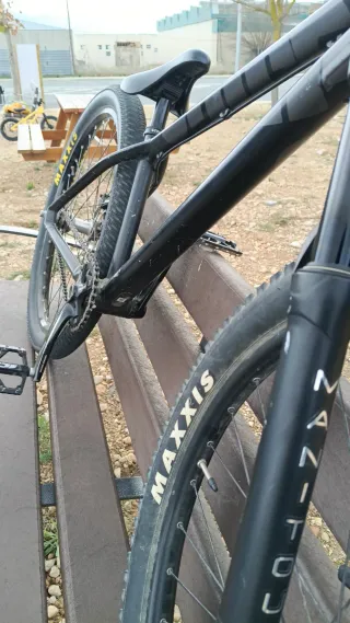Bici Dirtjump. Marc: Canyon  Modelo striche