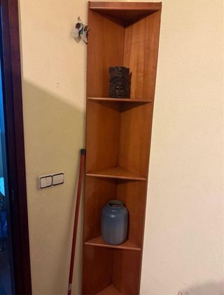 Estantería de esquina de madera