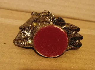 Virgen de metal con corona