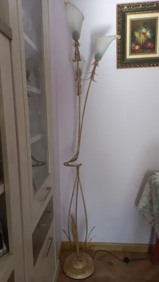 Lámpara de pie dorada con tulipas de cristal