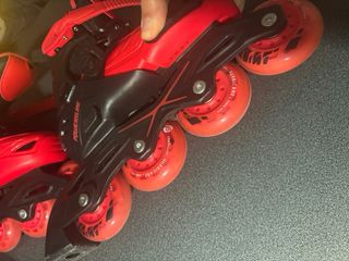 Patines en línea rojos y kit