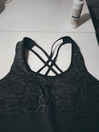 Top deportivo gris con estampado de serpiente