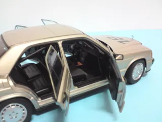 Maqueta Autoart Mercedes 190 Escala 1:18