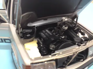 Maqueta Autoart Mercedes 190 Escala 1:18