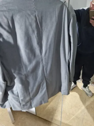 Traje de hombre gris con pajarita