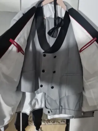 Traje de hombre gris con pajarita