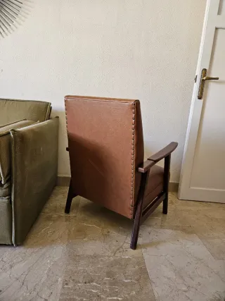 Butaca de madera y polipiel marrón