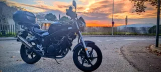 Hyosung GT 125 con 2 cascos y baúl