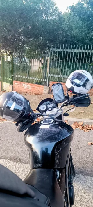 Hyosung GT 125 con 2 cascos y baúl