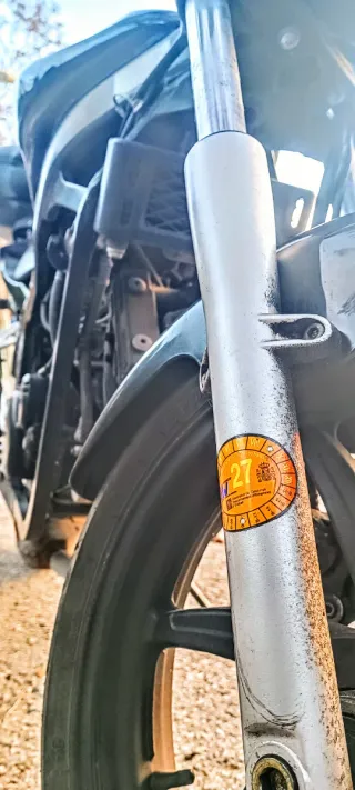 Hyosung GT 125 con 2 cascos y baúl