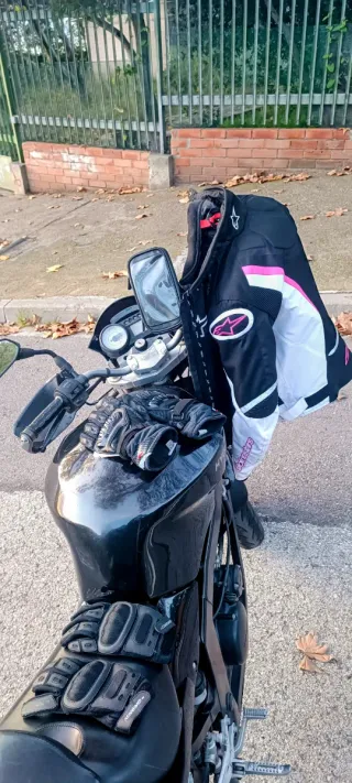 Hyosung GT 125 con 2 cascos y baúl