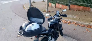 Hyosung GT 125 con 2 cascos y baúl