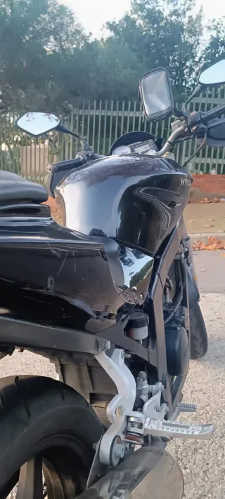 Hyosung GT 125 con 2 cascos y baúl