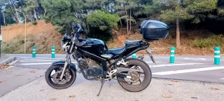 Hyosung GT 125 con 2 cascos y baúl