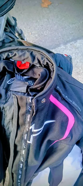 Hyosung GT 125 con 2 cascos y baúl