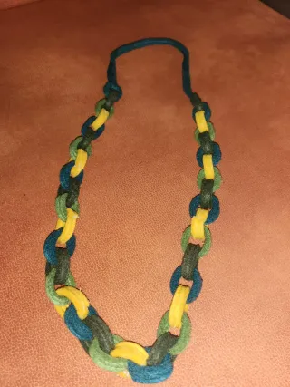 Collares uno de pasta el otro de felpa
