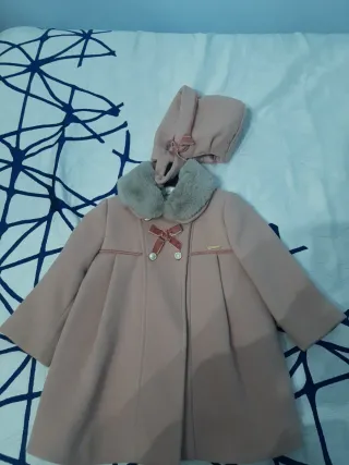 Abrigo de paño rosa con cuello de pelo