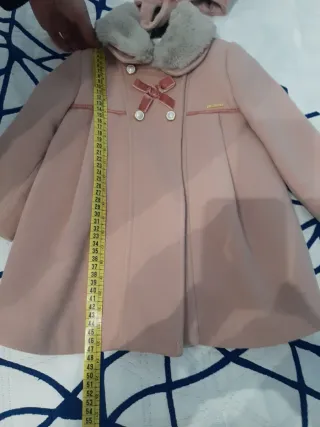 Abrigo de paño rosa con cuello de pelo