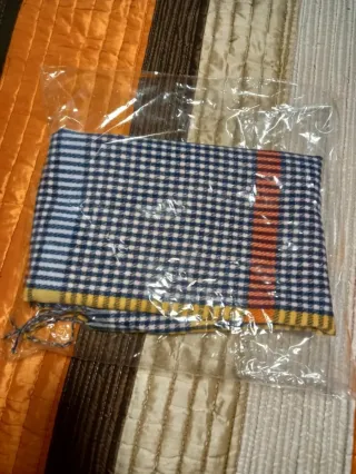 Bufanda o foulard cuadros azul y amarillo