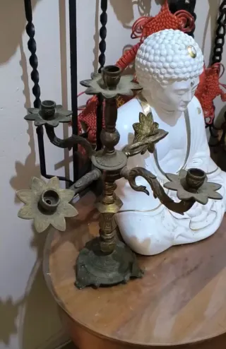 Candelabro de Bronce y Buda Blanco