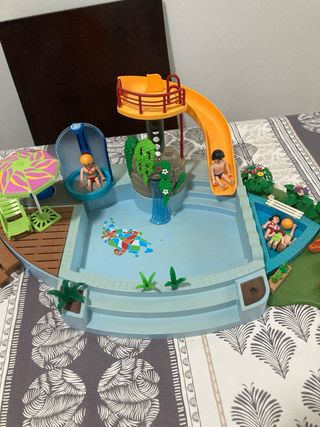 Piscina con tobogán y figuras Playmobil