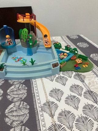 Piscina con tobogán y figuras Playmobil