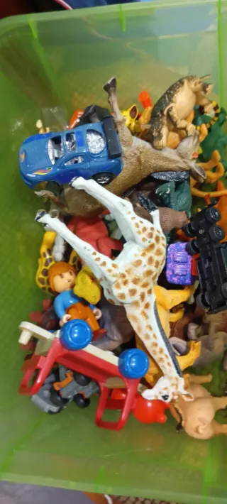 Caja de juguetes variados