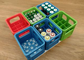 Organizador de pilas AA tipo caja cerveza