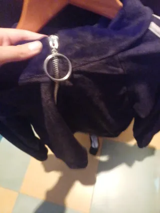 Chaqueta corta negra con cremallera