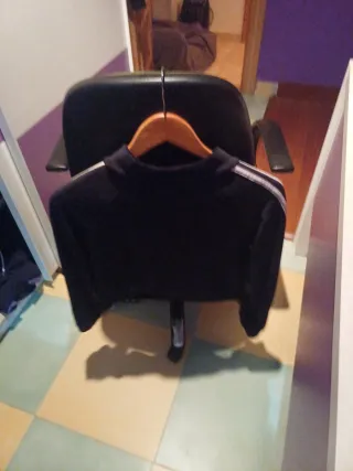 Chaqueta corta negra con cremallera