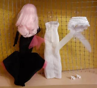 Barbie con abiti e accessori