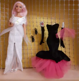 Barbie con abiti e accessori
