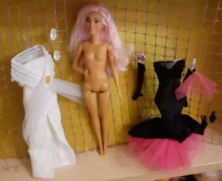 Barbie con abiti e accessori