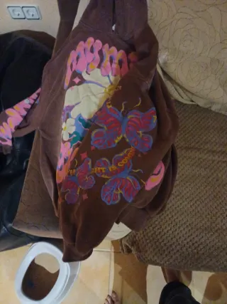 Sudadera marrón con estampado floral