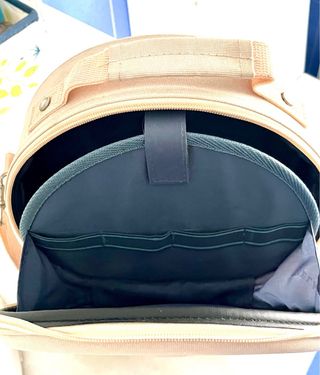 Neceser redondo beige con flor