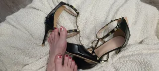 Zapatos de tacón negros con tachuelas doradas