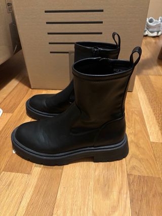 Botas altas y botines negros sin estrenar