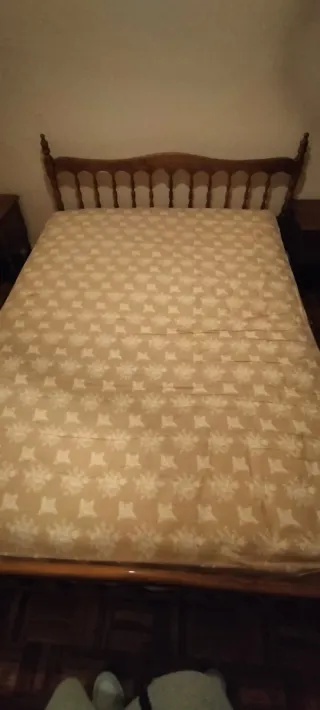 Cama matrimonial de madera