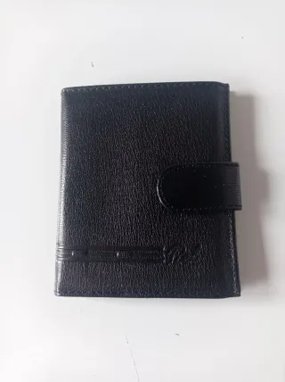 Cartera de piel negra