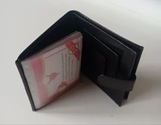 Cartera de piel negra